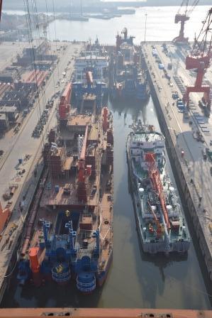江蘇海新重工熱烈慶祝4艘船舶同日下水、出塢