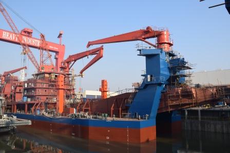 江蘇海新重工熱烈慶祝4艘船舶同日下水、出塢